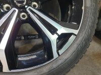 Original Volvo V90 Cross Country 5-Y-Speichen-Design 1184 Alufelgen Winterreifen 235/50 R 19 2023 Nokian 7,5J ET50,5 32134528 5x108